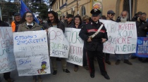 A destra Chiara Frontini, consigliera comunale di opposizione, manifesta per l'acqua pubblica a Viterbo